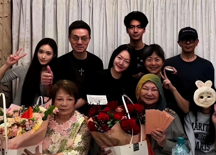 汪小菲都是S妈的前女婿了，还揪着不放，不要拿孩子们来道德绑架。
 
这家人有完没
