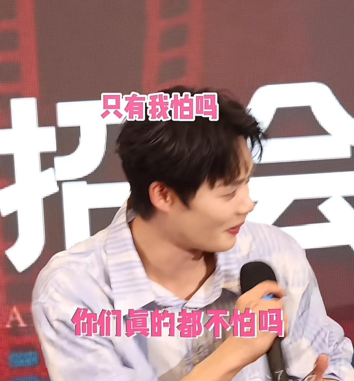 记者问柯淳：“为什么害怕吴镇宇。”
柯淳东张西望的，然后问其他学员：“你们真的都