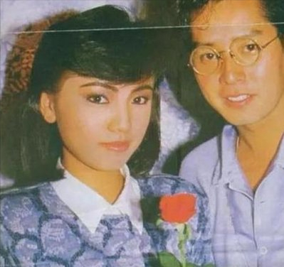 1996年，丁克的谭咏麟对妻子杨洁薇说：“我把十亿家产给你，让我的儿子回家。”妻