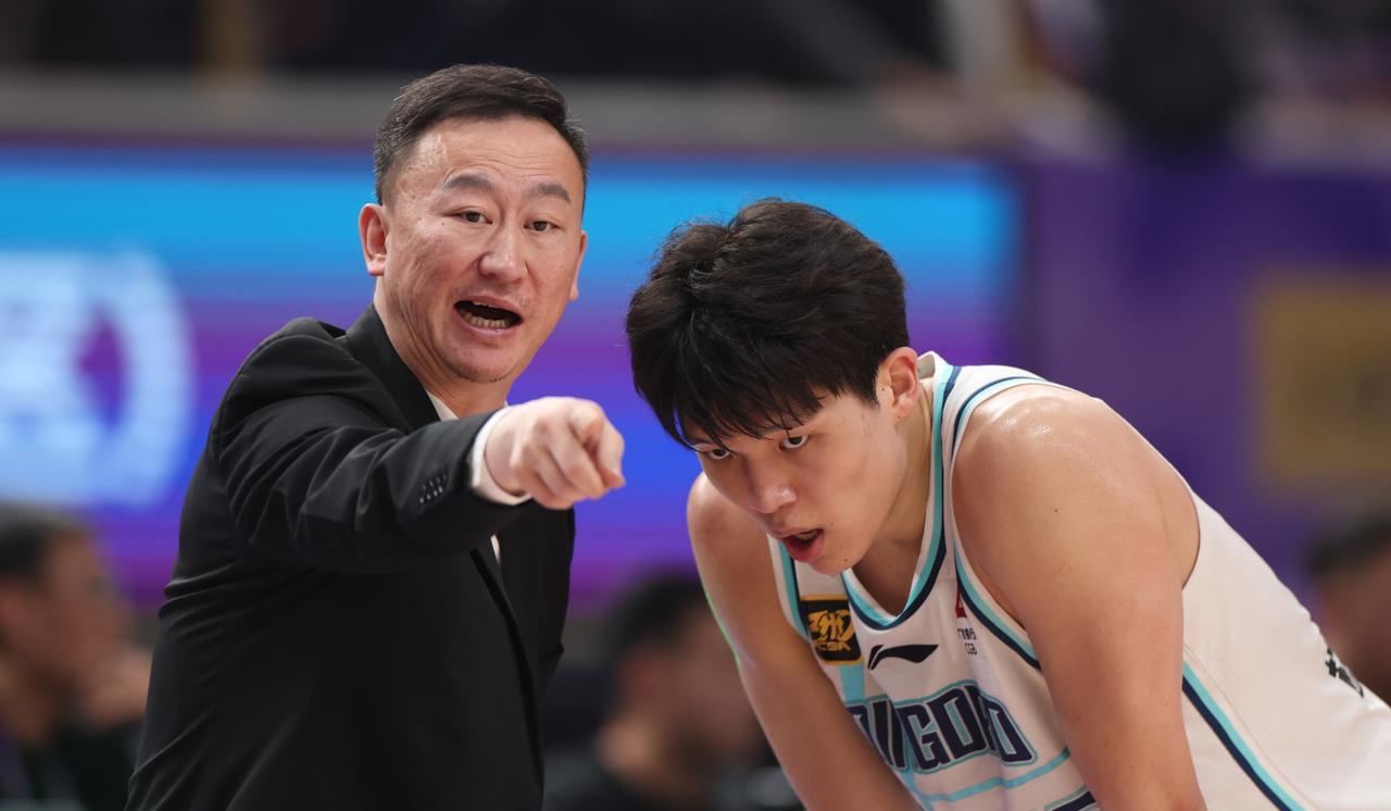 杨瀚森玩梗周琦，根据咪咕视频近期放出来的视频来看，杨瀚森此前在吃煎饼果子的时候，