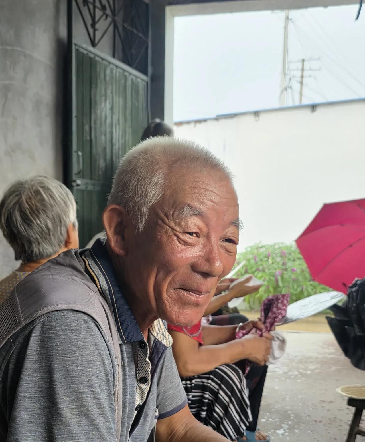 乡村里一件很有趣的事……
下雨天，老少爷们挤在过道里，一边听雨一边聊天，说说天气