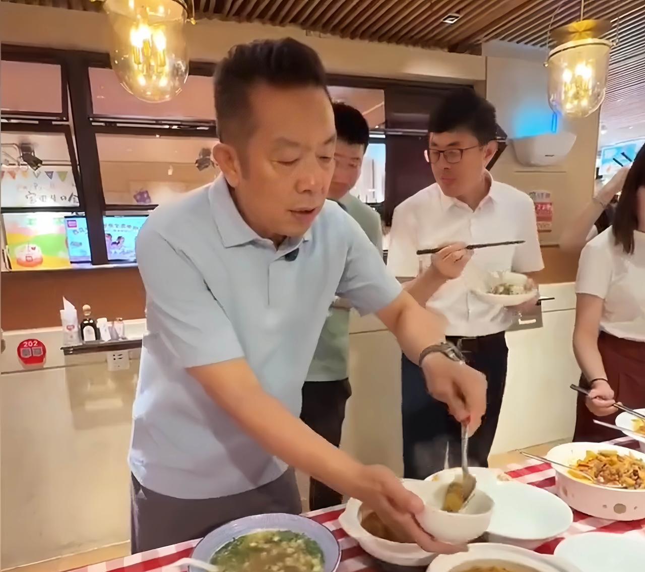 贾国龙是真没招儿了
竟然亲自直播试吃
不吃还好，一吃吓一跳，原来西贝最任性的老板