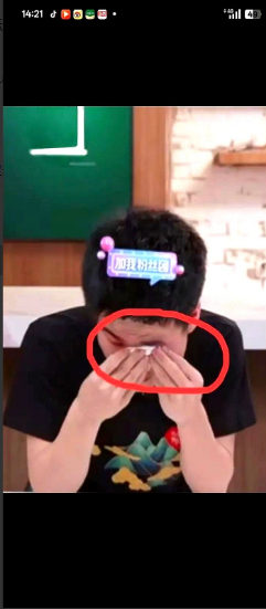 董宇辉走，悠悠笑

顿顿走，悠悠哭

她哭不是因为伤感顿顿的离开，而是因为看到了