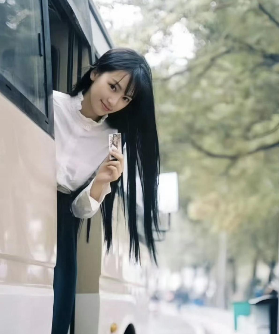 黄灿灿你可是武大校花啊~她的大学生活像一本青春校园小说，让很多人艳羡。然而，校园