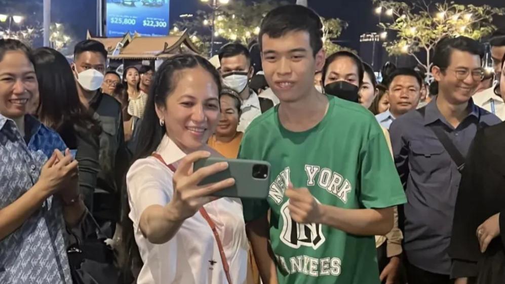 57岁柬埔寨第一夫人夜游步行街，穿白衬衫又美又少女，还吃美食