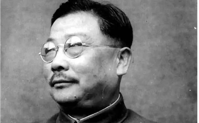 1937年，李克农外出散步，一个戴草帽的老农朝他扔了一个纸团，直到他弯腰捡起纸团