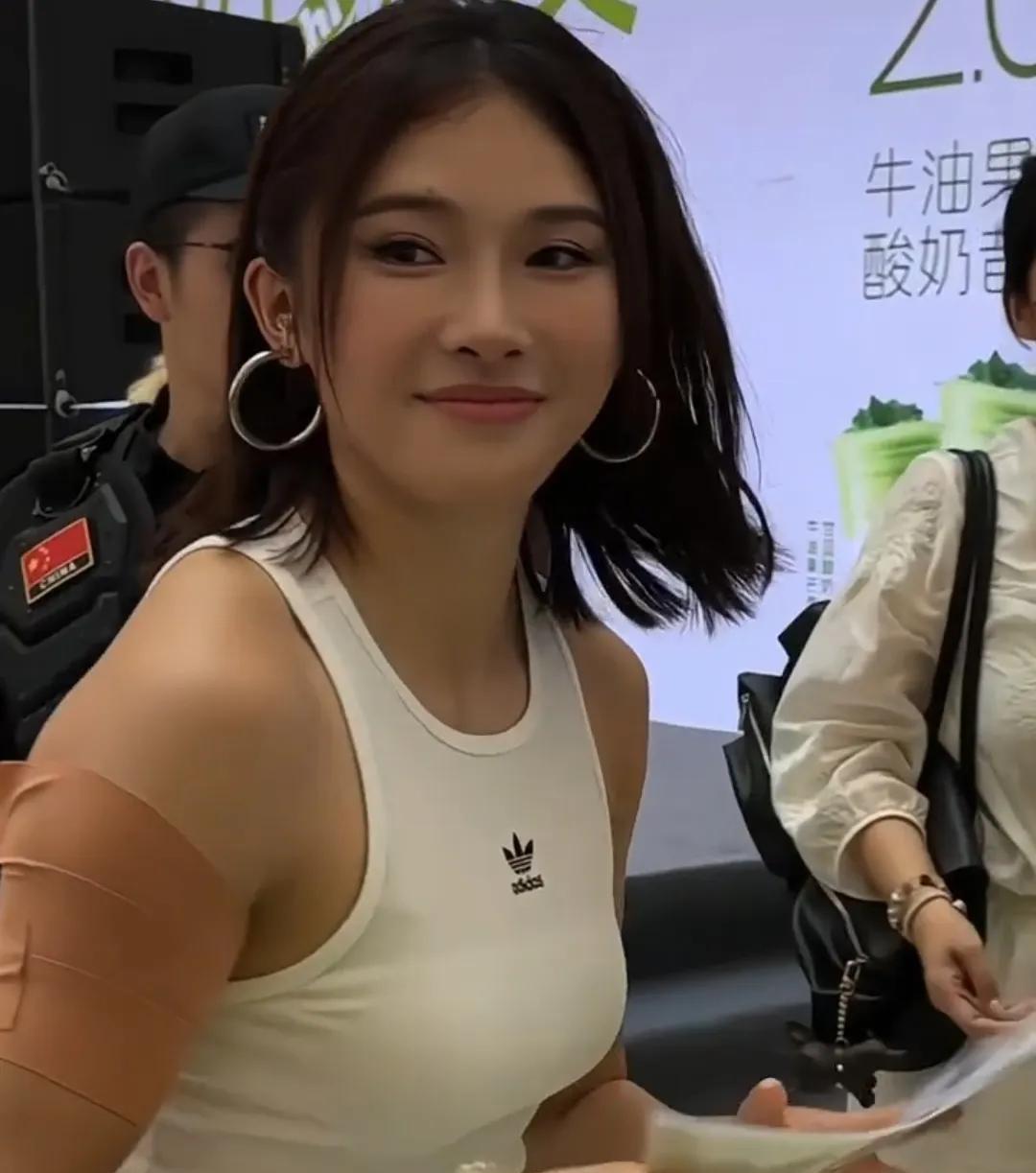 吴艳妮漂亮，落落大方，眉清目秀，美如冠玉，花容月貌，靡颜腻理，明眸皓齿，千娇百媚