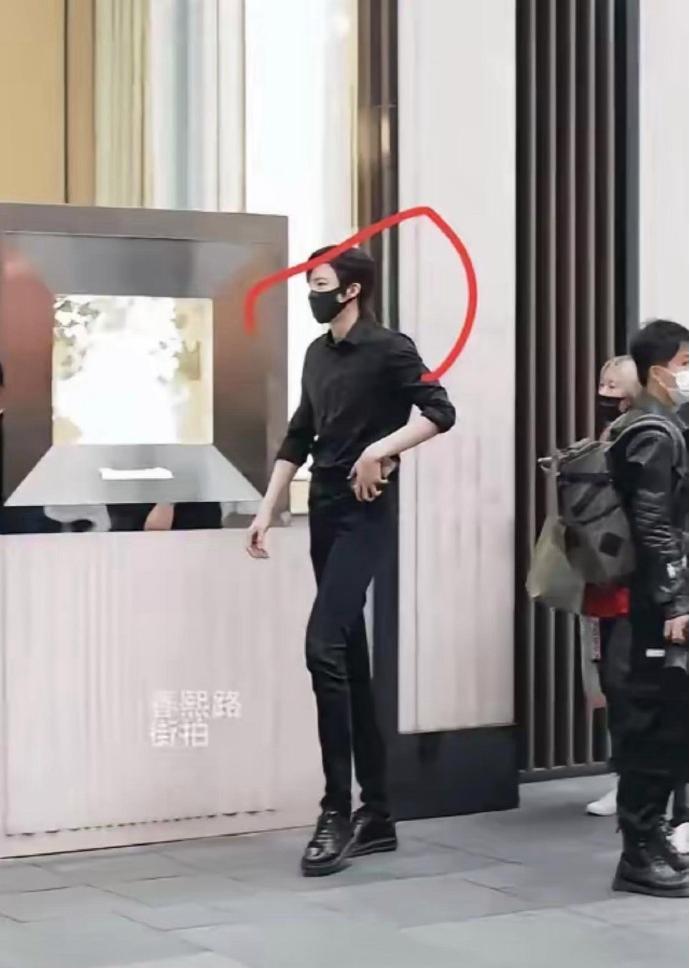 刘宇宁这个身高是真实的么？
也太恐怖了
直到我看到这张图，我都惊呆了，这难道不是