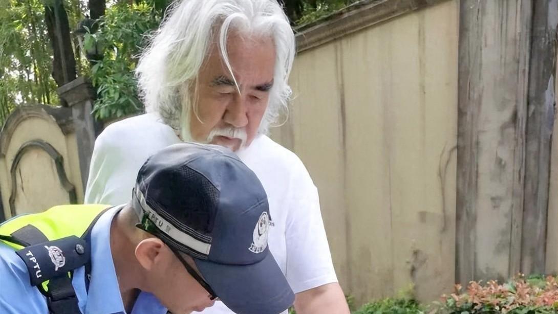 抱重孙的年纪还在拼命造娃，难怪74岁张纪中会遭遇车祸，原因懂了