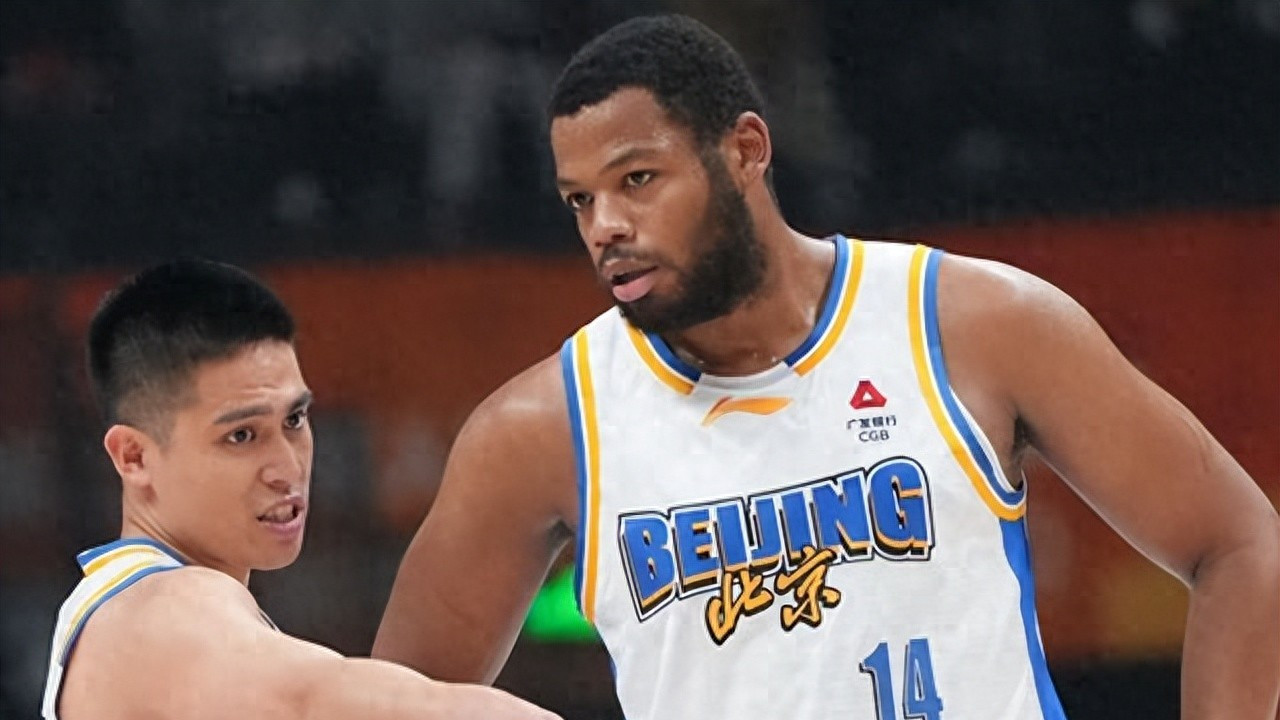 2分又是2分！顶薪中锋被34岁内线批评，球迷看笑：这表现真的可以