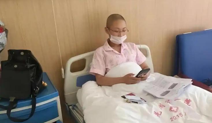 2018年，龚艳突然患上宫颈癌晚期，确诊不久后，老公赶紧跟她离了婚，龚艳带着13