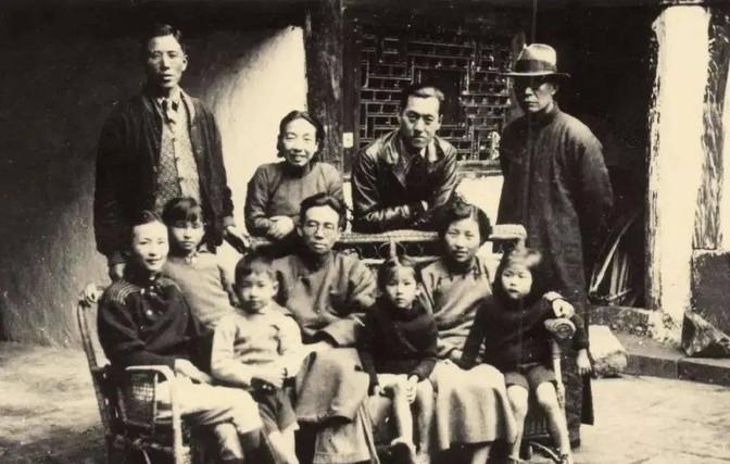 1969年，37岁梁从诫被下放江西劳动，妻子周如枚立刻提离婚，还给儿子改名换姓，