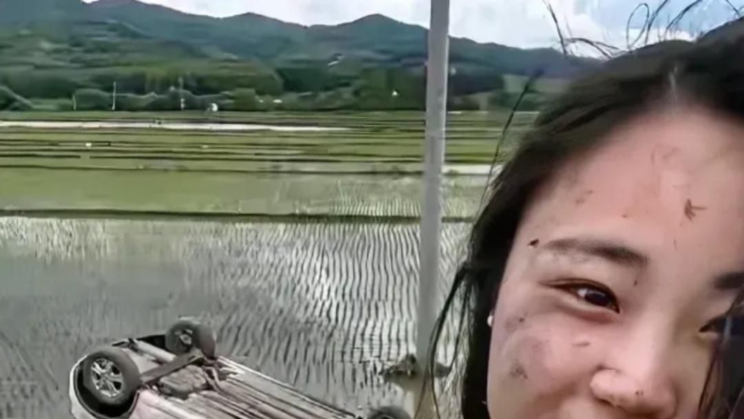 不足80斤女子挪车遇洪水 机智逃生记