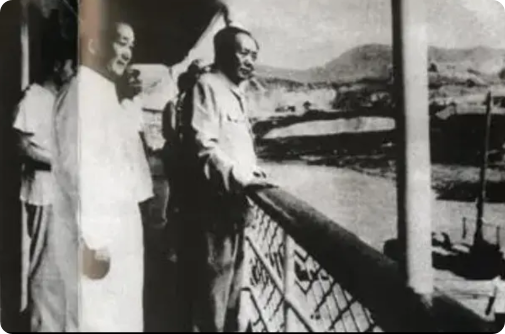 1958年秋天，张治中来中南海看望主席，众人坐在火炉边，一边嗑瓜子一边回忆往事，