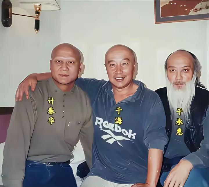 朋友们都认识这三位吗？八十年代初一部武打片让大家都认识了他们！现在这三位都永远的