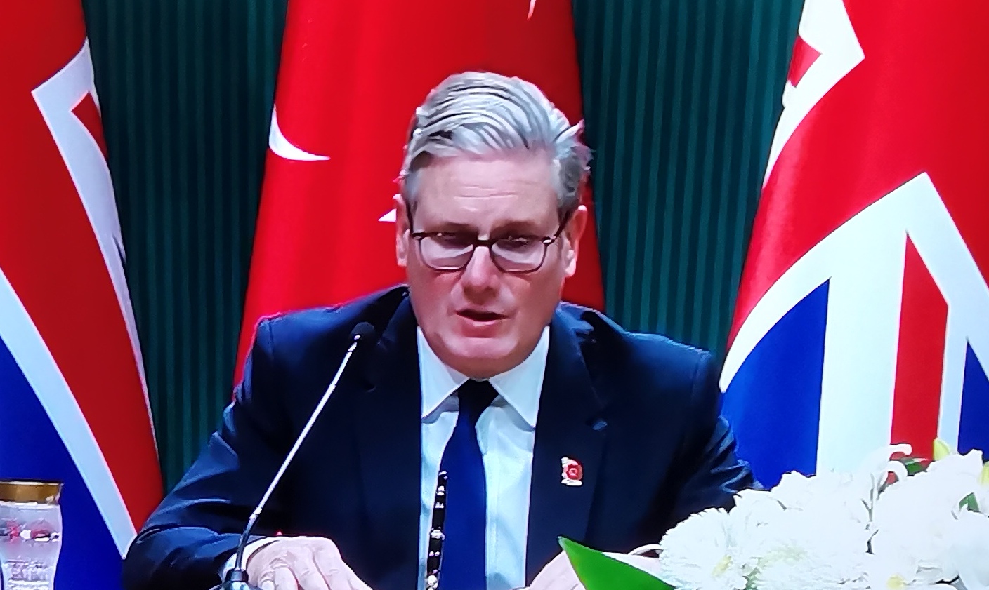 强大才是硬道理！前几天加拿大总理时隔八年专门跑了趟中国，现在英国首相也是时隔八年