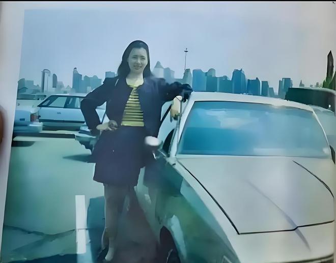 林立果“未婚妻”有多美？
1991年的一张汽车旁边的留影，
那年她42岁气质非凡