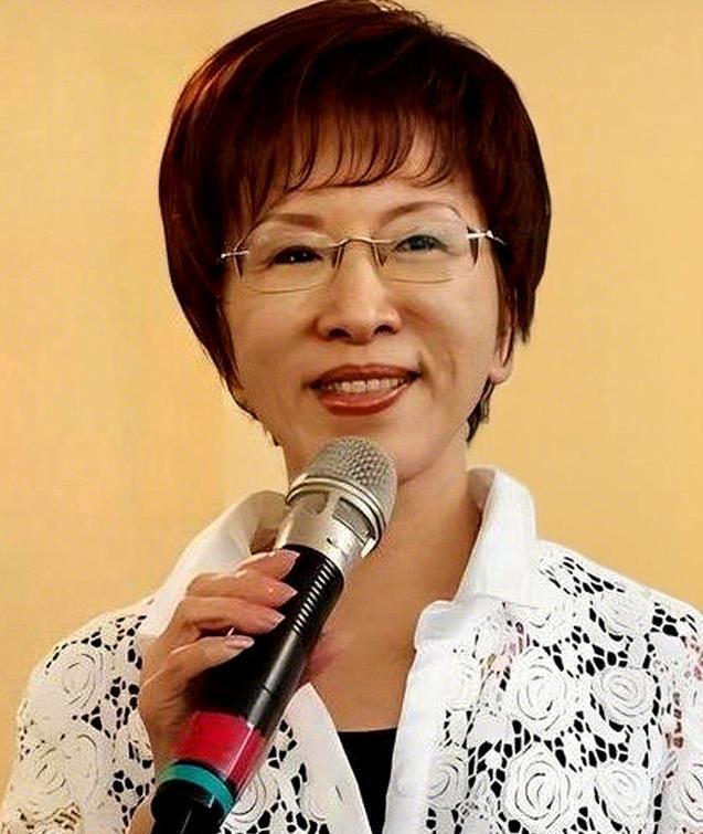 记者会现场，郑丽文一句“要查洪秀柱，就先翻绿营旧账”像块烫手山芋，砸得满场鸦雀无