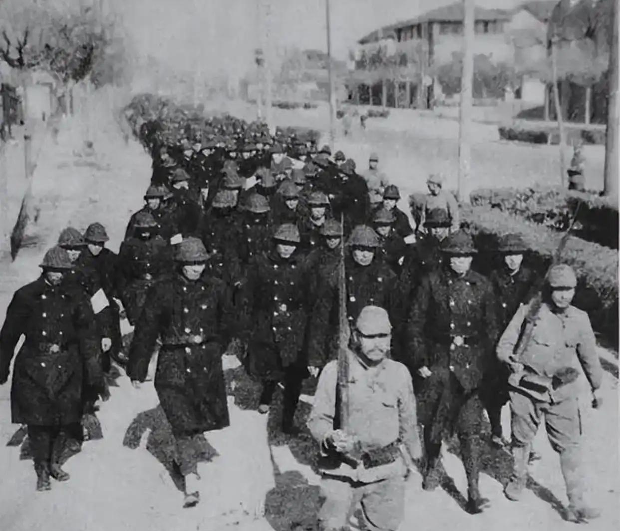 1937年，2000多名中国警察，被6个日本兵押往南京城郊屠杀！有人说：“如果有