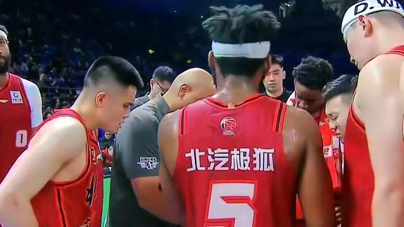 北京首钢季后赛首战主场失利，周琦为何缺阵？程帅澎现身支持引关注
