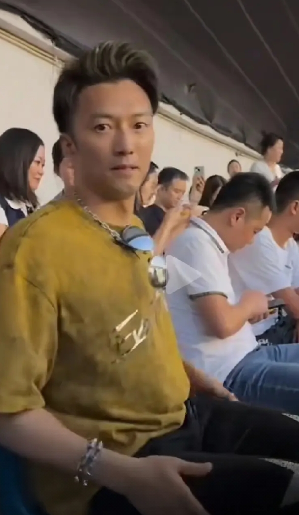 偶遇“谢霆锋”坐在观众席上，这回头率简直百分百。
如果不仔细看，足以以假乱真，好