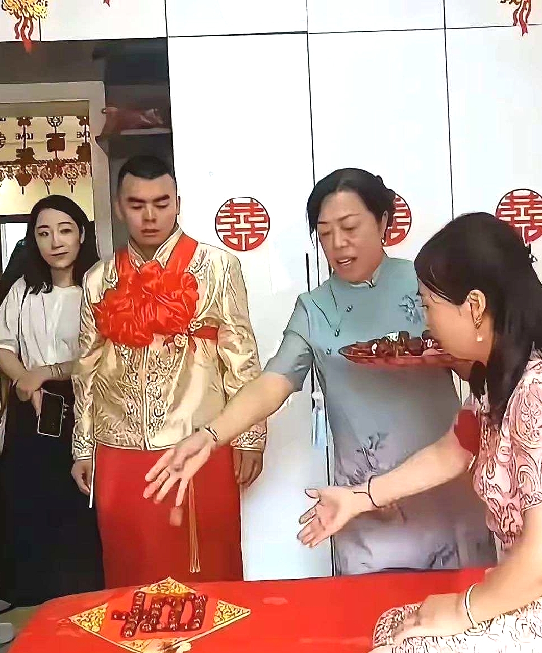 一场农村婚礼，新娘比婆婆小三岁