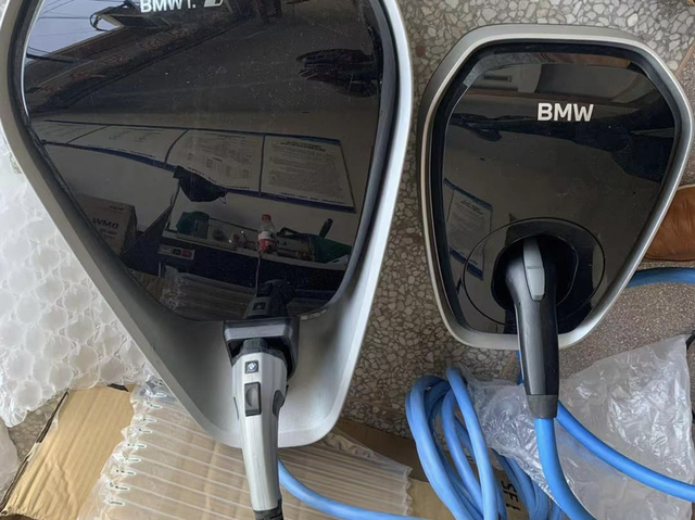 请教大家一句这个充电桩的问题
宝马水滴充电桩  pro，就是图中小的那个，能不能