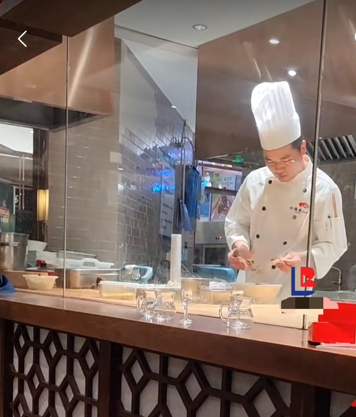 瞧，这位厨师在干坏事吗？
他将包好的饺子一个个拆开，把肉馅弄出来，
饺子皮丢在另