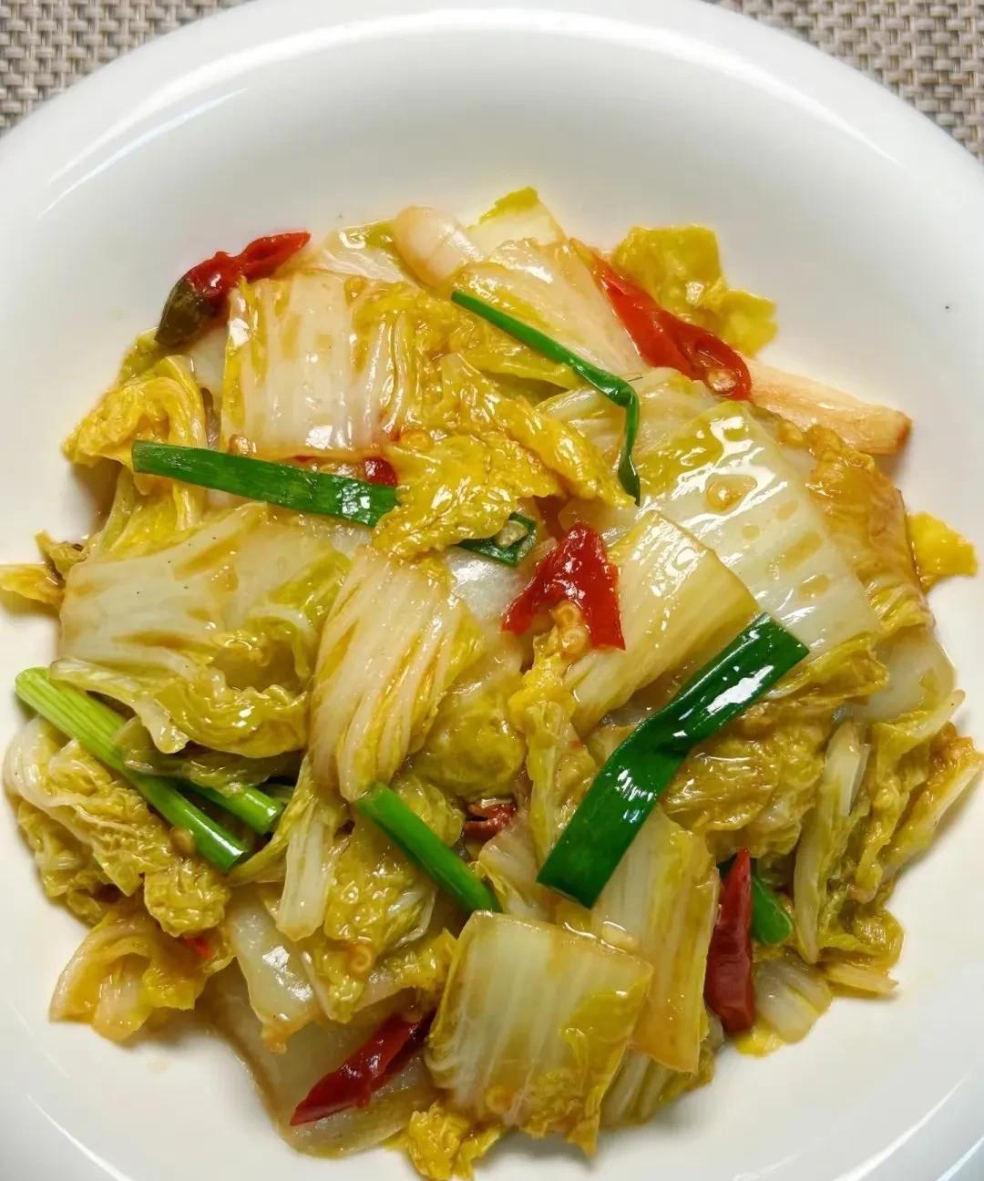 给女儿炒娃娃菜，我一直以为她不喜欢吃菜杆子，所以每次从吧小时候就把菜杆子都吃了，