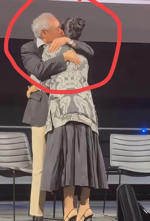 全网最开心的人可能是章子怡了吧！  
不是因为李安导演拥抱了她，而是因为她终于得