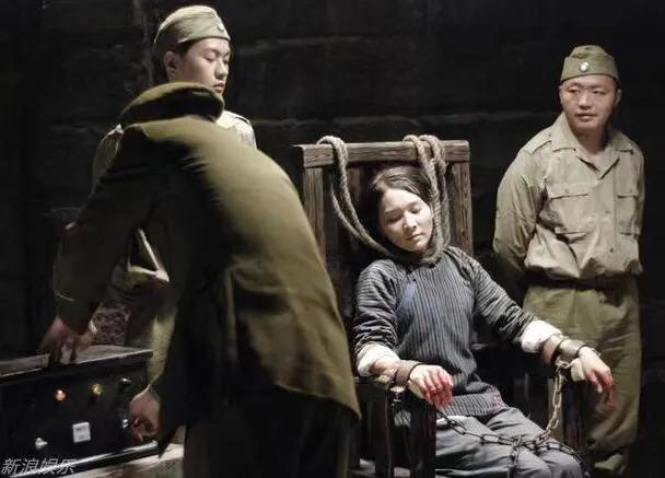1939年，女战士田仲樵被捕入狱，日军严刑拷打也未屈服，然而，听到一个声音后，她