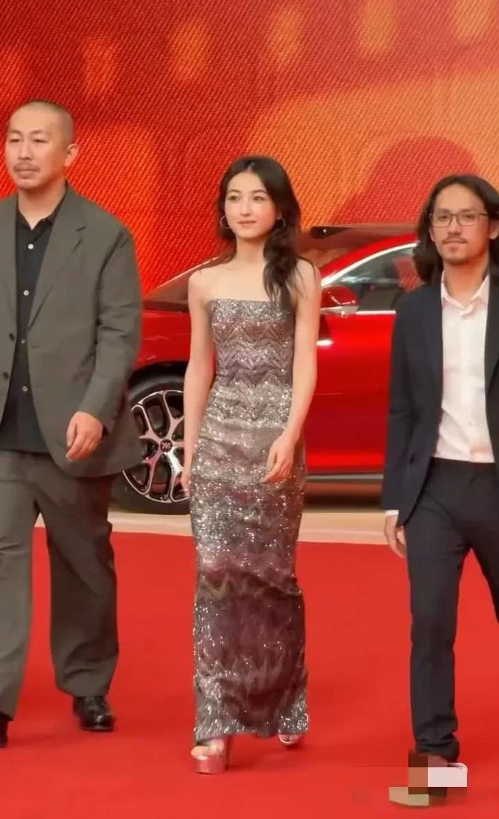 天哪，天哪，张子枫这是踩着高跷去电影节走红毯吗？太不容易了！
妈耶，目测这高跟鞋