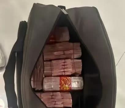 “活该她发财！”

近日浙江一夫妻给顾客洗完车后，捡到一个装有40万现金的手