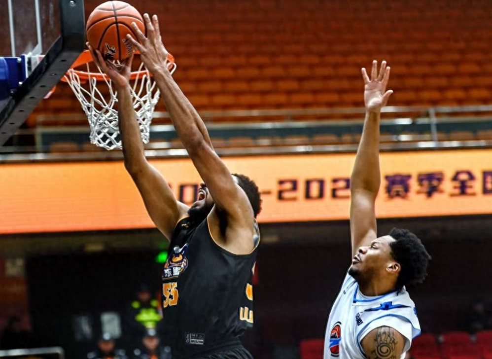 1月21日晚，山东蜜獾男篮坐镇主场迎战焦作文旅男篮。经过四节激烈对抗，山东蜜獾最