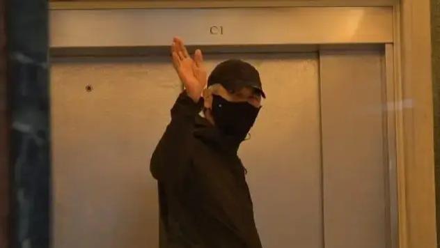 周润发黑衣探病友！76岁“欢喜哥”戴氧机仍能说话，TVB绿叶王病危牵动全城心