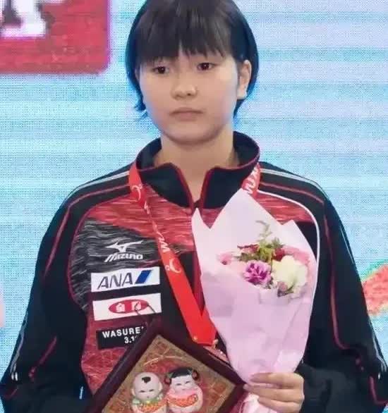 桥本帆乃香，一个香香弱弱的女孩子就像东京周期的伊藤，成为中国女队的试金石！
笨