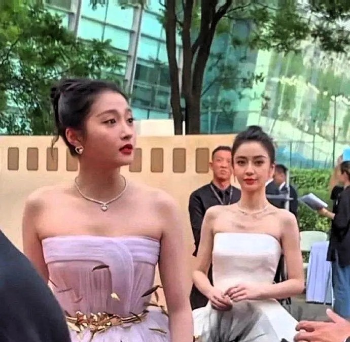 关晓彤和杨颖，这就是大骨架与小骨架的差别吧
