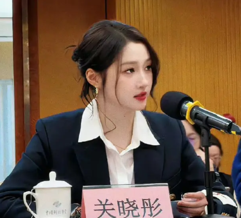 关晓彤又双叒叕冲上热搜了！4月14日这天，她凭借一段早前参加《小巷人家》研讨会的