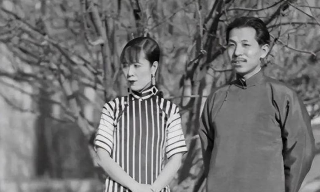 1916年，张学良娶了比自己大4岁的于凤至，洞房花烛夜，于凤至趴在张学良的肩头：