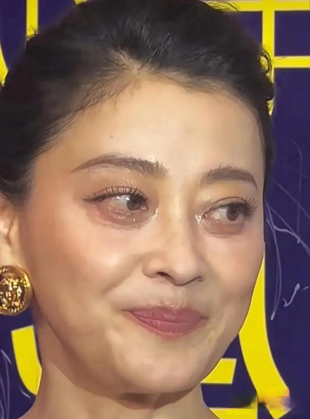 梅婷，50岁了，卸去容妆，高清怼脸拍照，眼袋、法令纹明显，这才是一个老女人真实的