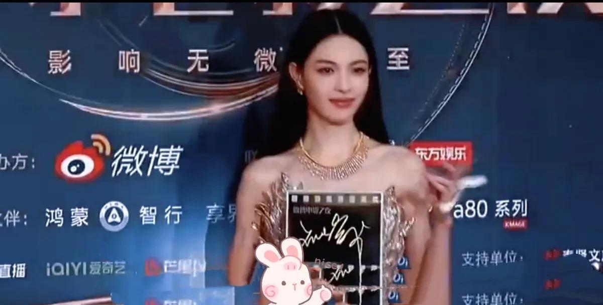 《蝉》剧组闪耀上海电视节红毯
6月27日晚，第30届上海电视节“白玉兰绽放”颁奖