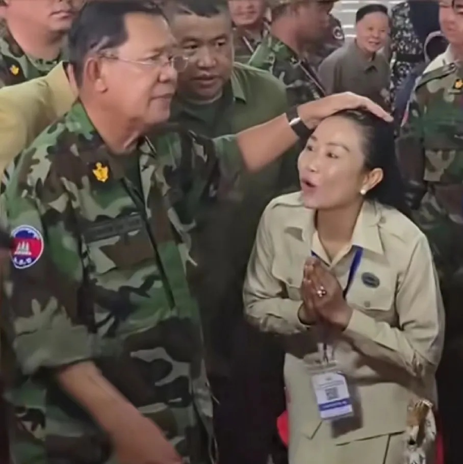 洪森给小伙儿干一激灵，摸着女孩儿的头说：“有事儿给我说，我罩着你”。



这段