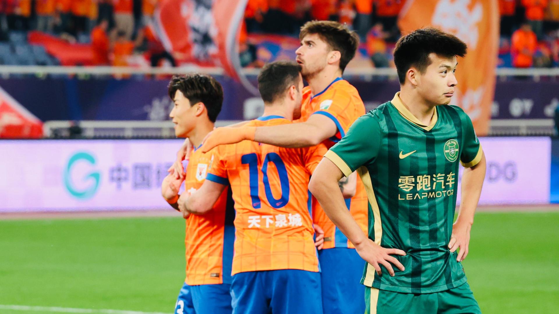 直击泰山队4-2，瓦科“救赎”谢文能拼出胜利，赛后谢场细节满满
