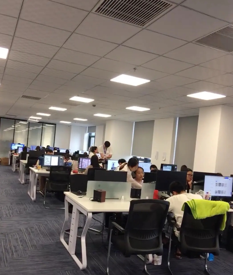 公司一同事被辞退了，今天跑来公司闹，原因是不满公司赔偿方案。
公司赔偿：N+1，