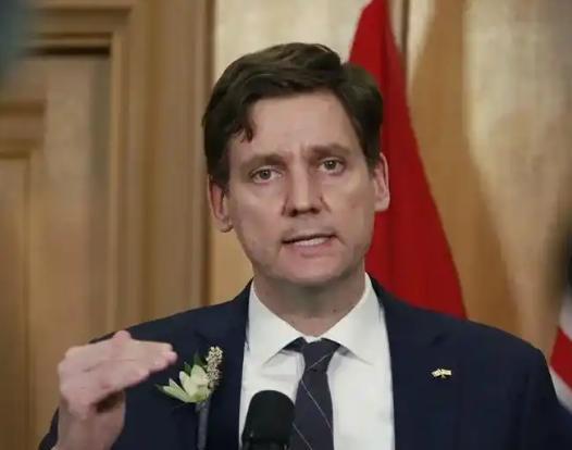 被美国背刺之后，加拿大省长在上个月承认：对中国加征关税，是为了讨好美国总统。
这