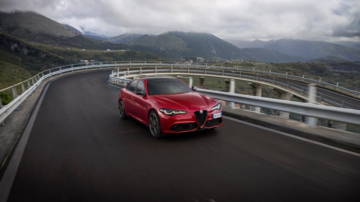 零百5.2秒的燃油轿车 Giulia朱丽叶Intensa版上市 售39.7万元