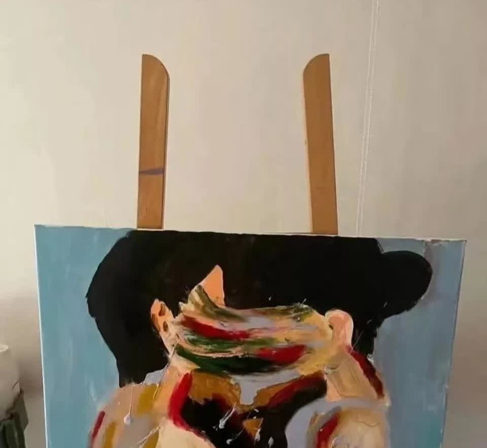 金赛纶最后的画！
这个后脑勺和金秀贤一模一样！
应该是画好后，她呆望着相拥的