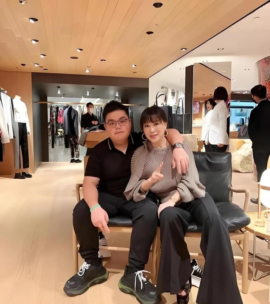 曾任深圳商会会长的杨小娟，她儿子竟然长这样子，没想象中那么帅，吕良伟和她都是天花