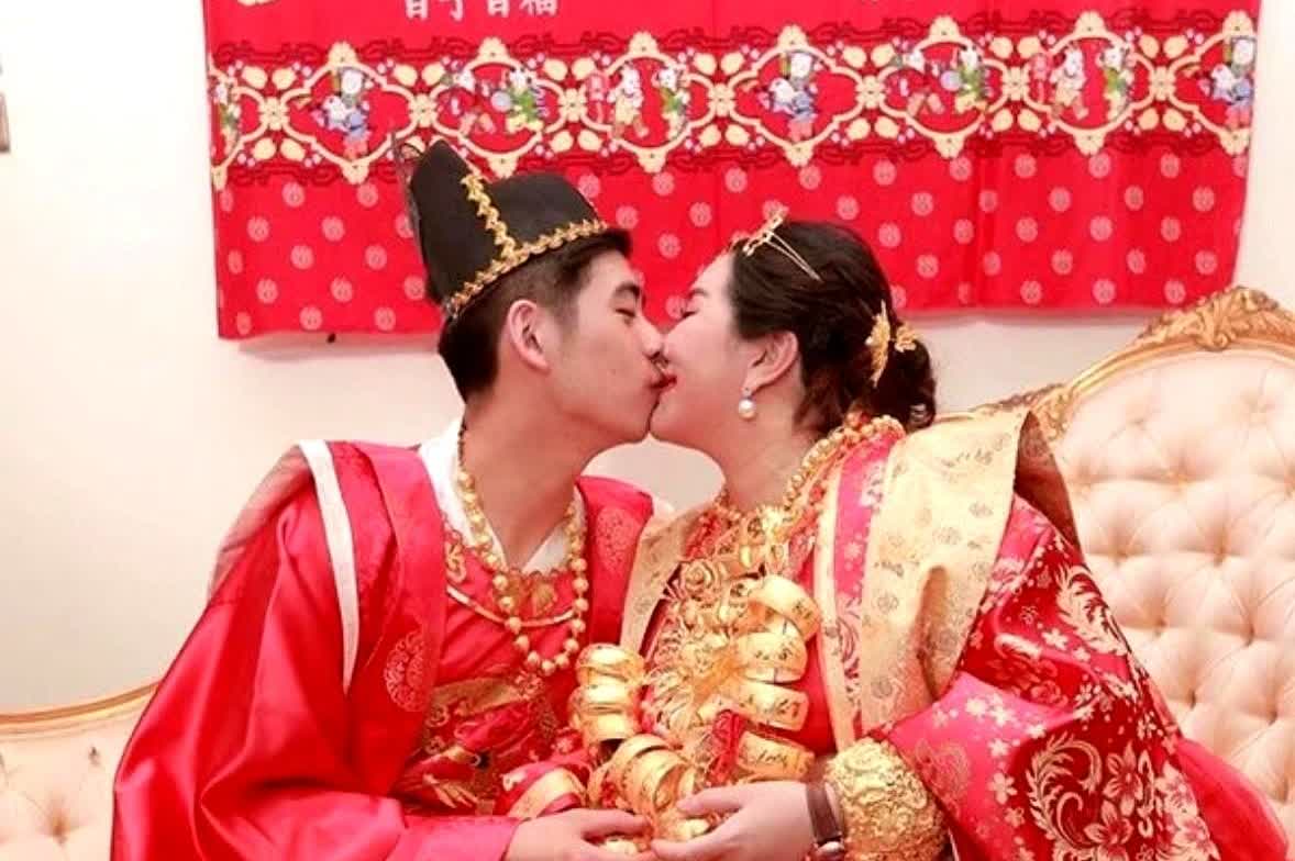 照片中的女生是姚安娜，这是她在哈佛上大学一年级和同学的合照。

毕业后她选择