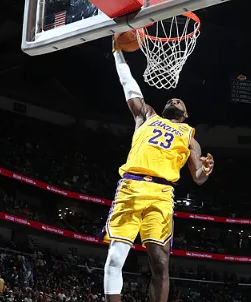 湖人球员勒布朗-詹姆斯发挥出色，砍下30分8篮板8助攻，继续刷新自己保持的历史最